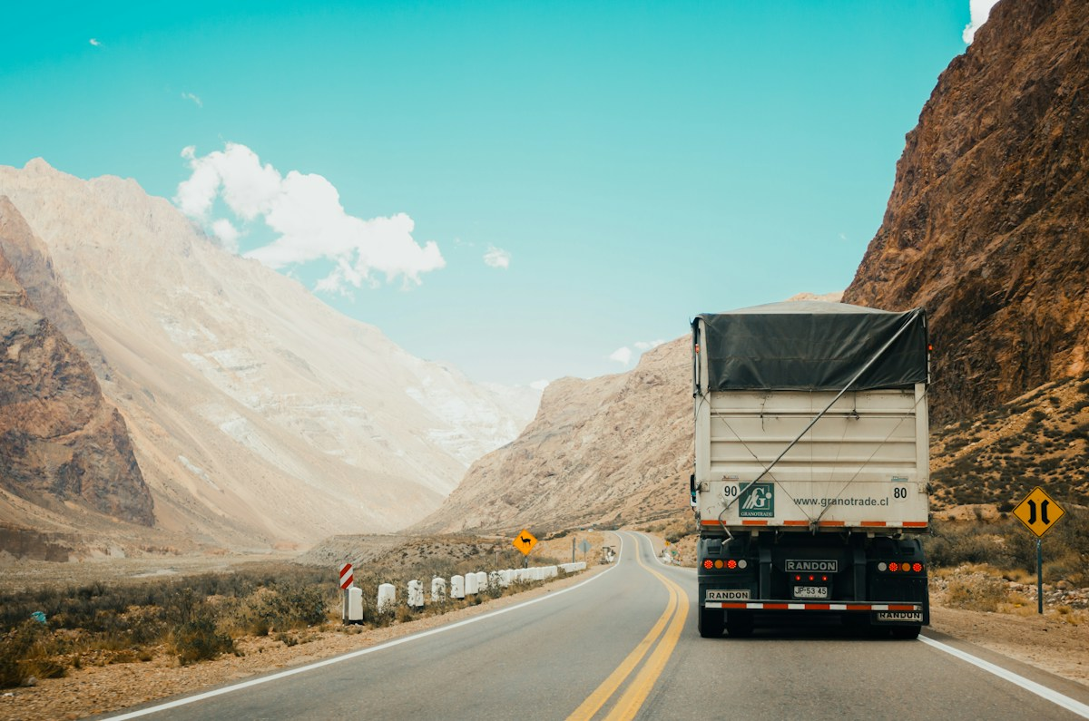 山间公路上的前方货车,画面叠加车辆与车牌检测框